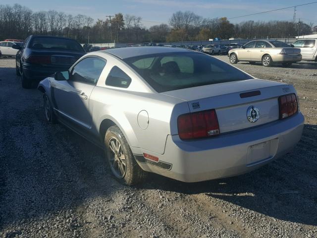 1ZVFT80N755145975 - 2005 FORD MUSTANG SILVER photo 3