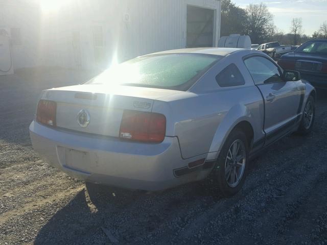 1ZVFT80N755145975 - 2005 FORD MUSTANG SILVER photo 4