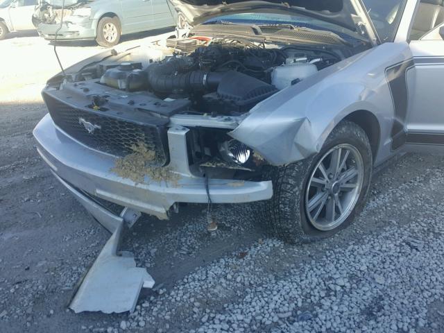 1ZVFT80N755145975 - 2005 FORD MUSTANG SILVER photo 9