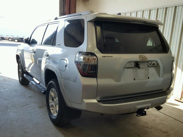 JTEBU5JR2G5298759 - 2016 TOYOTA 4RUNNER SR SILVER photo 3