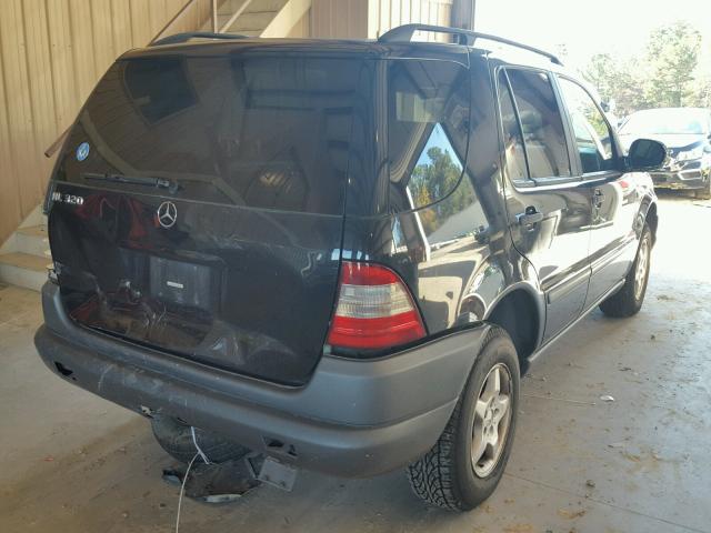 4JGAB54E1XA121542 - 1999 MERCEDES-BENZ ML 320 BLACK photo 4