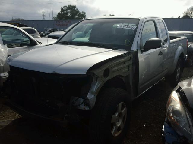 1N6AD06W86C473525 - 2006 NISSAN FRONTIER K SILVER photo 2