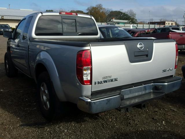 1N6AD06W86C473525 - 2006 NISSAN FRONTIER K SILVER photo 3