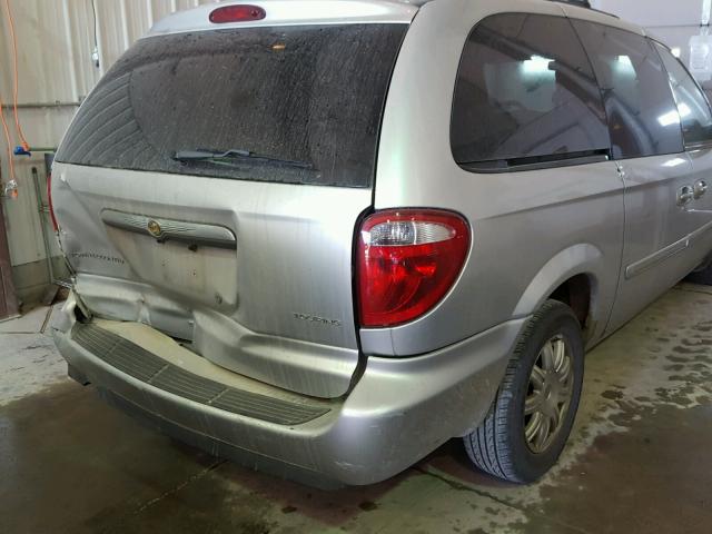 2A4GP54L16R795449 - 2006 CHRYSLER TOWN & COU SILVER photo 9