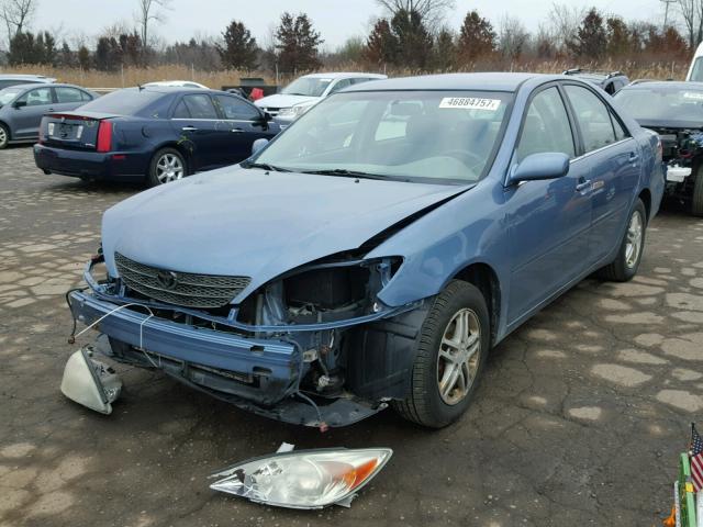 JTDBE32K940262034 - 2004 TOYOTA CAMRY LE BLUE photo 2