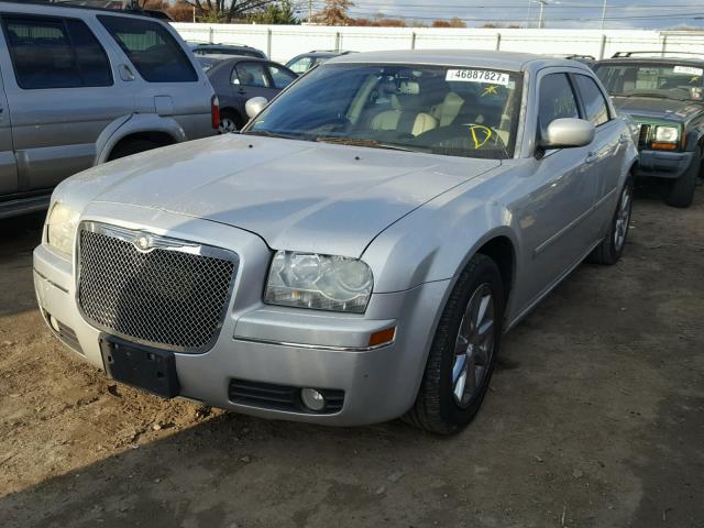 2C3KA53G67H601371 - 2007 CHRYSLER 300 TOURIN SILVER photo 2