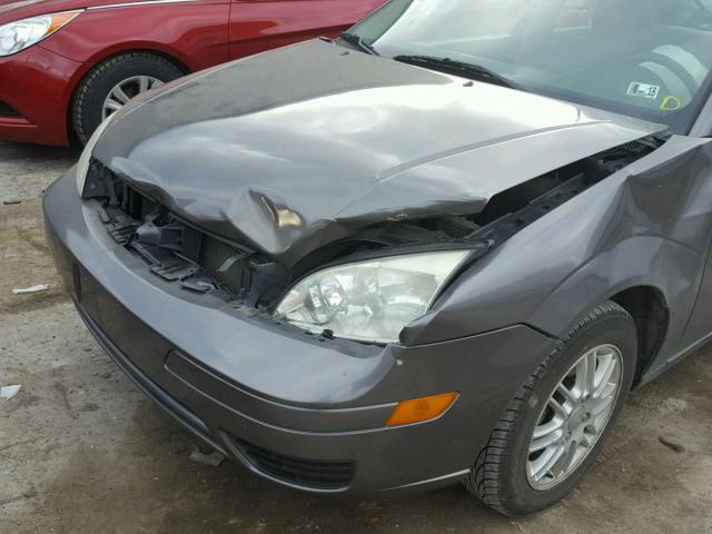 1FAFP34N86W216431 - 2006 FORD FOCUS ZX4 SILVER photo 9