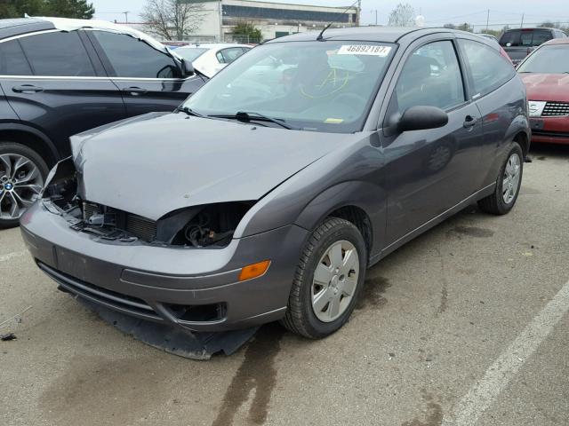 1FAFP31N07W268691 - 2007 FORD FOCUS ZX3 GRAY photo 2