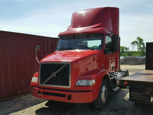 4V4M19DF6CN550641 - 2012 VOLVO VN VNM RED photo 2