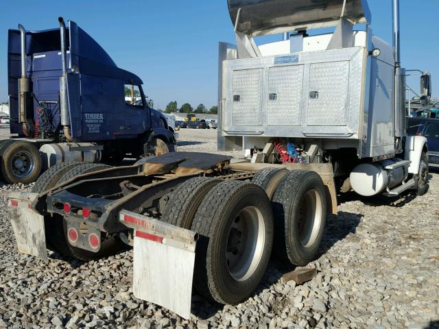 1FUJF6AV85DN29298 - 2005 FREIGHTLINER CONVENTION WHITE photo 4