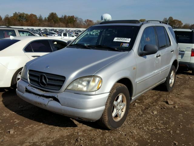 4JGAB54E9XA131980 - 1999 MERCEDES-BENZ ML 320 SILVER photo 2