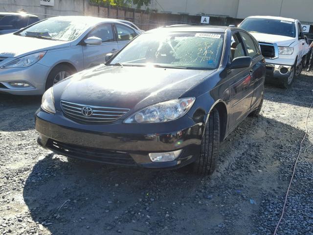 4T1BF32K55U092807 - 2005 TOYOTA CAMRY LE BLACK photo 2