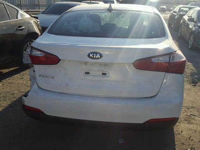 KNAFK4A62G5617358 - 2016 KIA FORTE LX WHITE photo 10