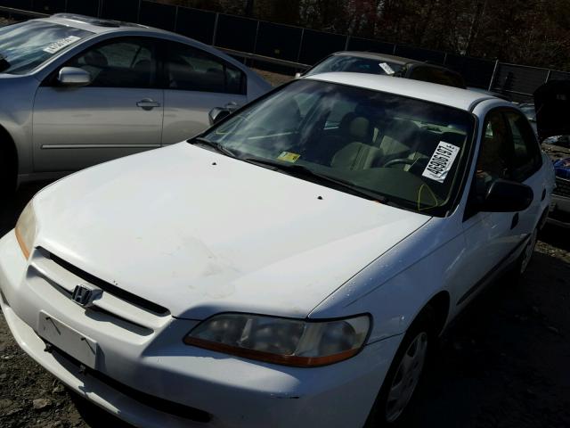 1HGCF8647YA069943 - 2000 HONDA ACCORD DX WHITE photo 2