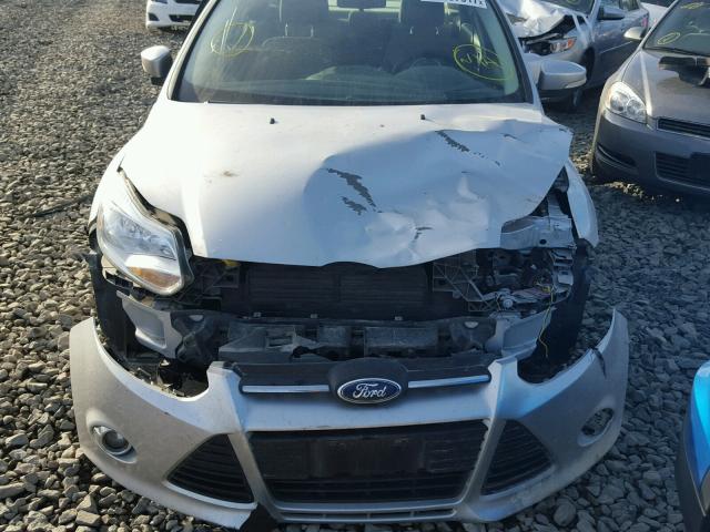 1FAHP3F24CL386245 - 2012 FORD FOCUS SE SILVER photo 9