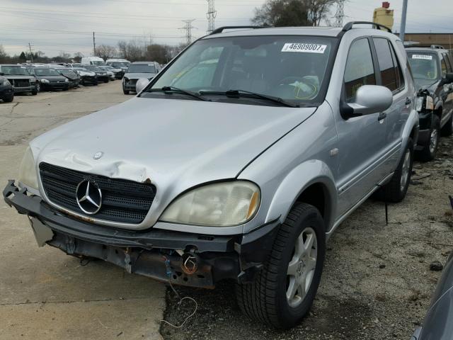 4JGAB54E71A286065 - 2001 MERCEDES-BENZ ML 320 SILVER photo 2