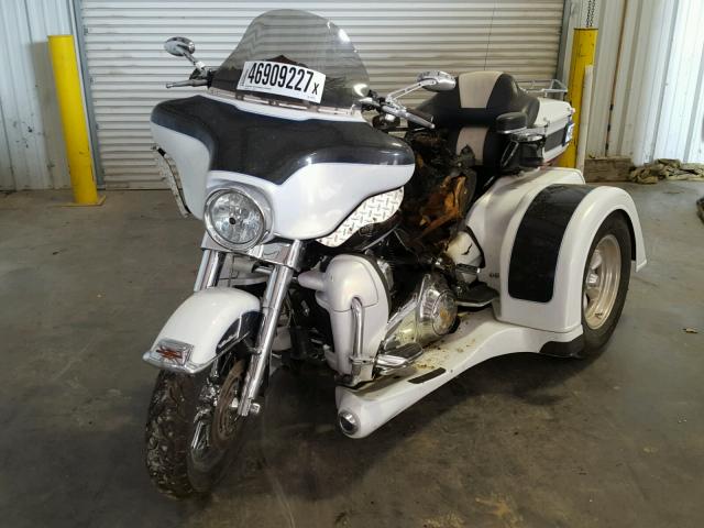 1HD1FC4198Y603077 - 2008 HARLEY-DAVIDSON FLHTCUI WHITE photo 2