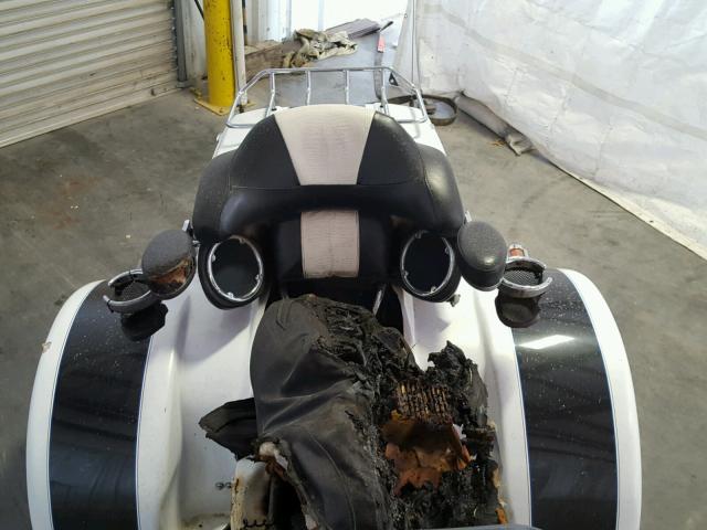 1HD1FC4198Y603077 - 2008 HARLEY-DAVIDSON FLHTCUI WHITE photo 6