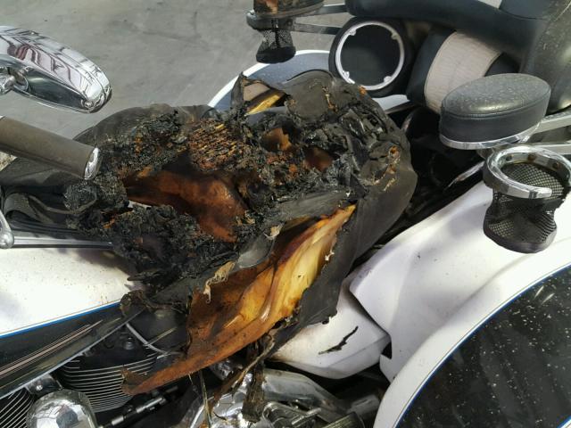 1HD1FC4198Y603077 - 2008 HARLEY-DAVIDSON FLHTCUI WHITE photo 9