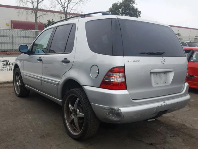 4JGAB72E0XA111695 - 1999 MERCEDES-BENZ ML 430 银色 照片 3