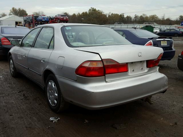 1HGCG6653XA117186 - 1999 HONDA ACCORD SILVER photo 3