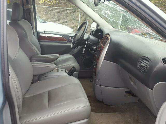 2C8GP64L85R471052 - 2005 CHRYSLER TOWN & COU BLUE photo 5