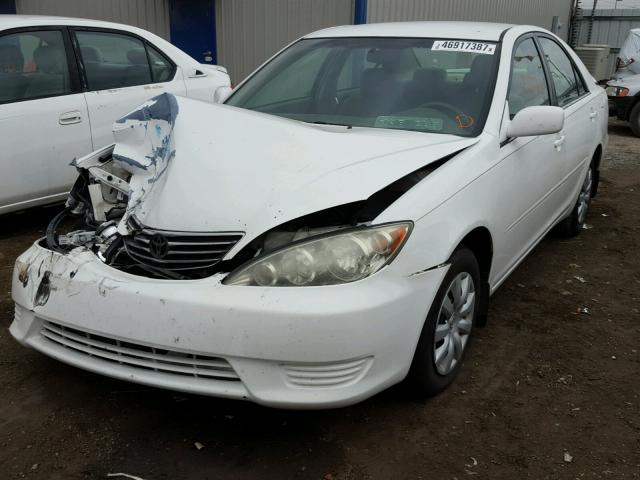 4T1BE32K15U619793 - 2005 TOYOTA CAMRY LE WHITE photo 2