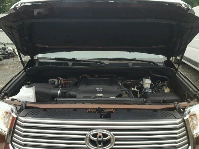 5TFAW5F10HX638364 - 2017 TOYOTA TUNDRA CRE 棕色 照片 7