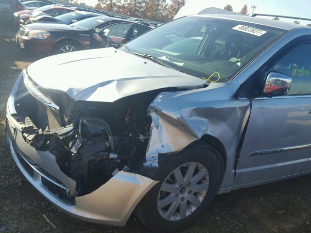 2A4RR8DG6BR655978 - 2011 CHRYSLER TOWN & COU SILVER photo 9