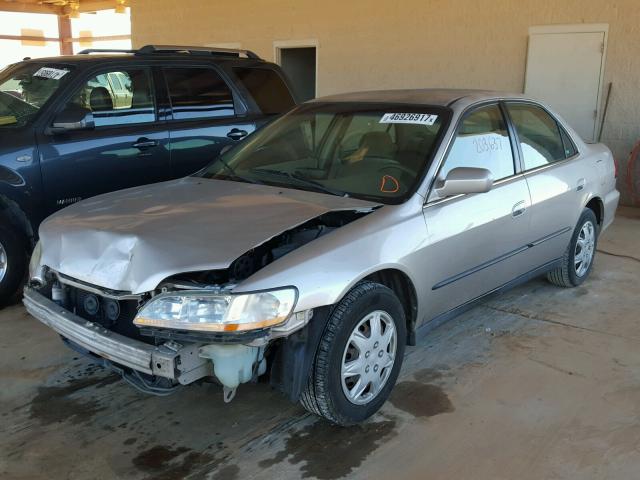 1HGCG5647WA010867 - 1998 HONDA ACCORD LX SILVER photo 2