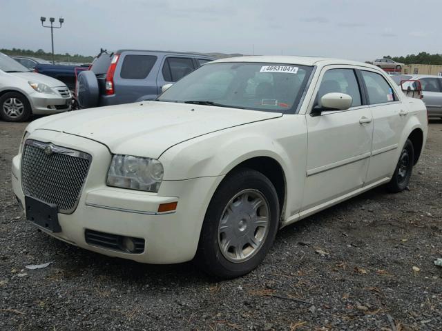 2C3AA53G15H630592 - 2005 CHRYSLER 300 WHITE photo 2