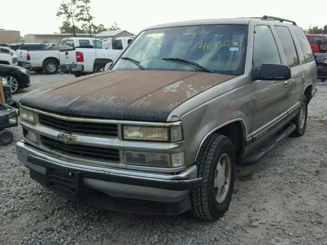 1GNEC13R2XJ549000 - 1999 CHEVROLET TAHOE C150 GOLD photo 2