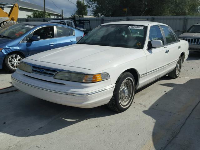 2FALP74W9TX118821 - 1996 FORD CROWN VICT WHITE photo 2