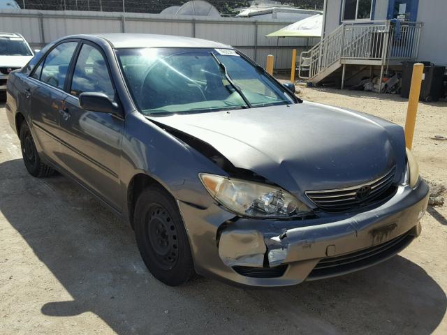 JTDBE32K553014525 - 2005 TOYOTA CAMRY LE GRAY photo 1