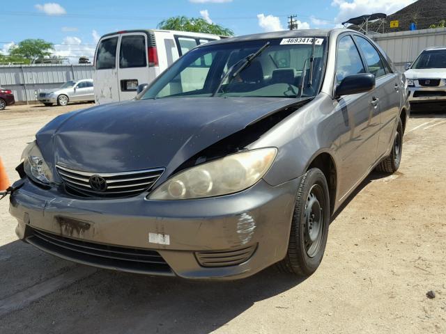 JTDBE32K553014525 - 2005 TOYOTA CAMRY LE ნაცრისფერი ფოტო 2
