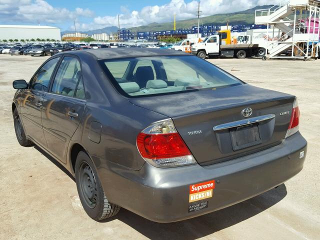 JTDBE32K553014525 - 2005 TOYOTA CAMRY LE ნაცრისფერი ფოტო 3
