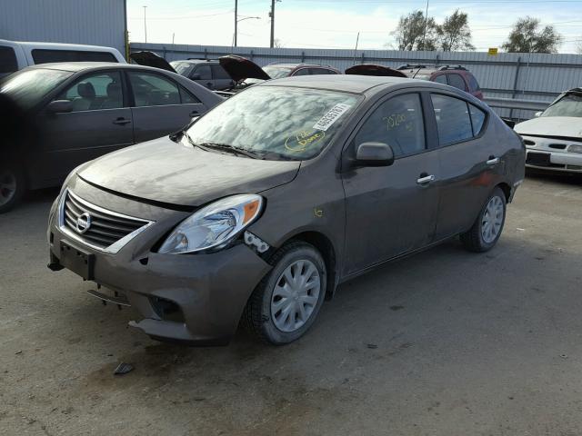 3N1CN7APXCL852725 - 2012 NISSAN VERSA S BROWN photo 2