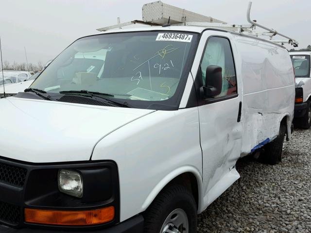 1GCWGFFF0F1101112 - 2015 CHEVROLET EXPRESS G2 WHITE photo 2