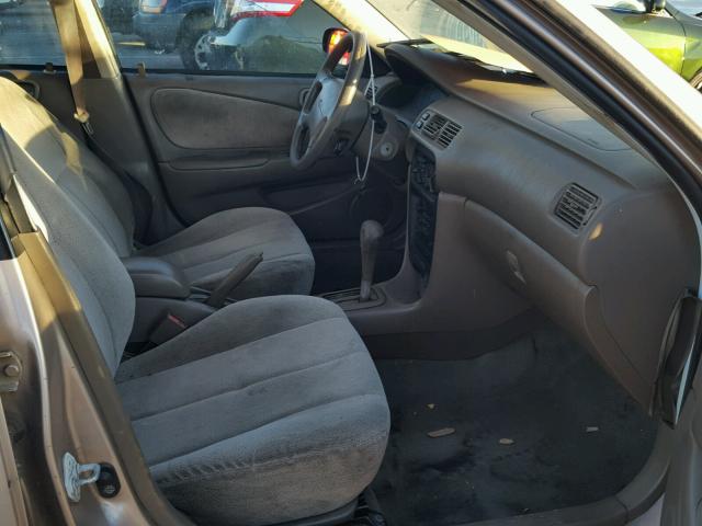 1Y1SK5280WZ437998 - 1998 CHEVROLET GEO PRIZM 银色 照片 5