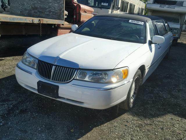 1L1FM81W8YY883243 - 2000 LINCOLN TOWN CAR E WHITE photo 2