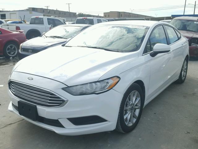 3FA6P0HD5HR235167 - 2017 FORD FUSION SE WHITE photo 2