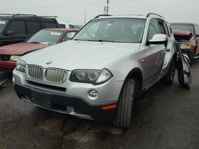 WBXPC9C40AWJ33352 - 2010 BMW X3 XDRIVE3 Srebrny zdjęcie 2