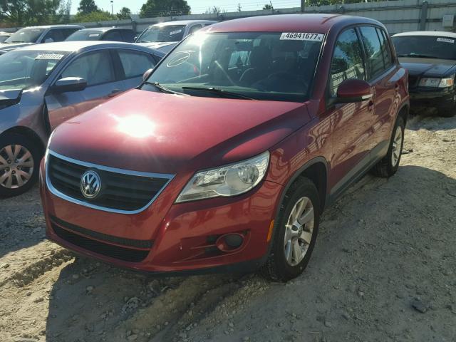 WVGAV75N19W001795 - 2009 VOLKSWAGEN TIGUAN S RED photo 2