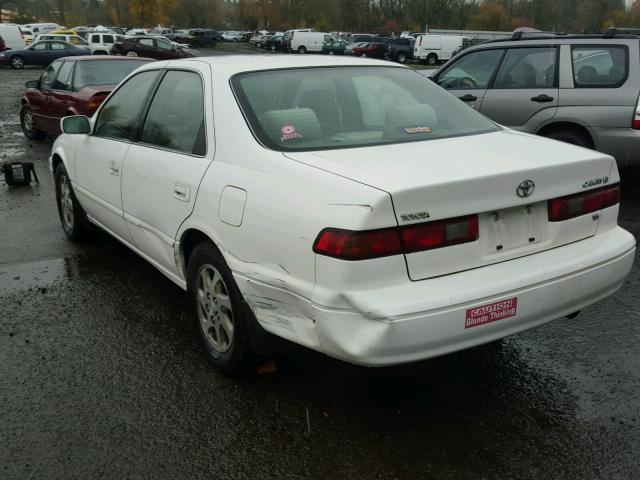 JT2BF28KXX0172127 - 1999 TOYOTA CAMRY LE WHITE photo 3