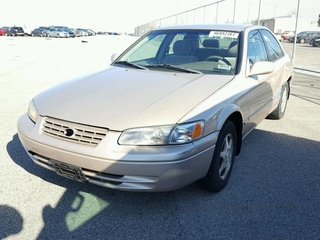 4T1BG22K7XU547943 - 1999 TOYOTA CAMRY CE GOLD photo 2