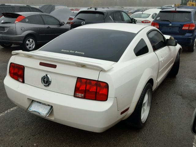 1ZVFT80N165226343 - 2006 FORD MUSTANG WHITE photo 4