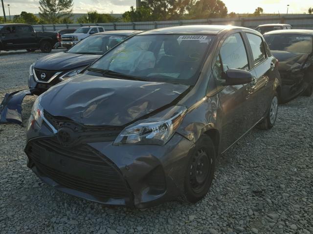 VNKKTUD34HA080623 - 2017 TOYOTA YARIS L GRAY photo 2