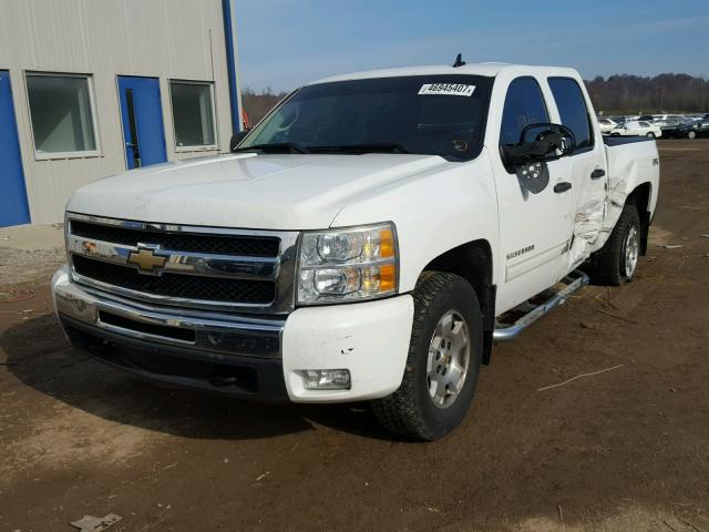 1GCPKSE34BF138552 - 2011 CHEVROLET SILVERADO WHITE photo 2