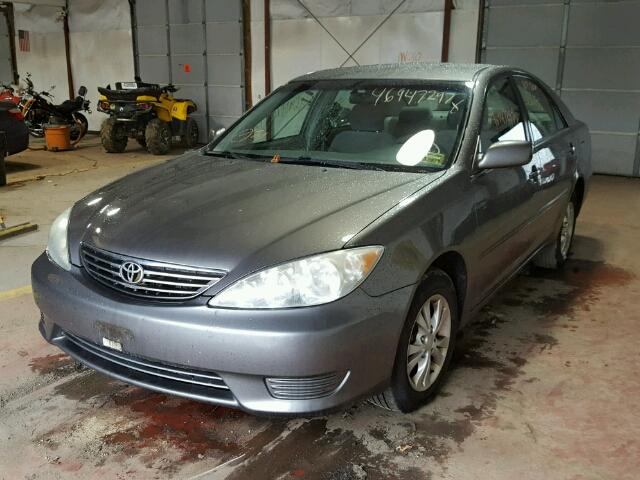 4T1BF32K16U635815 - 2006 TOYOTA CAMRY LE GRAY photo 2