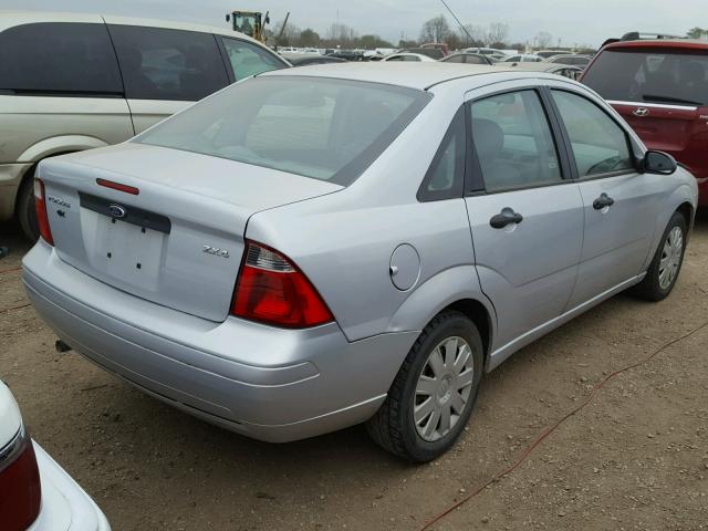 1FAFP34N75W139369 - 2005 FORD FOCUS ZX4 SILVER photo 4